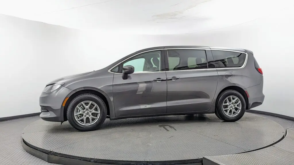 2023 CHRYSLER VOYAGER LX photo 2