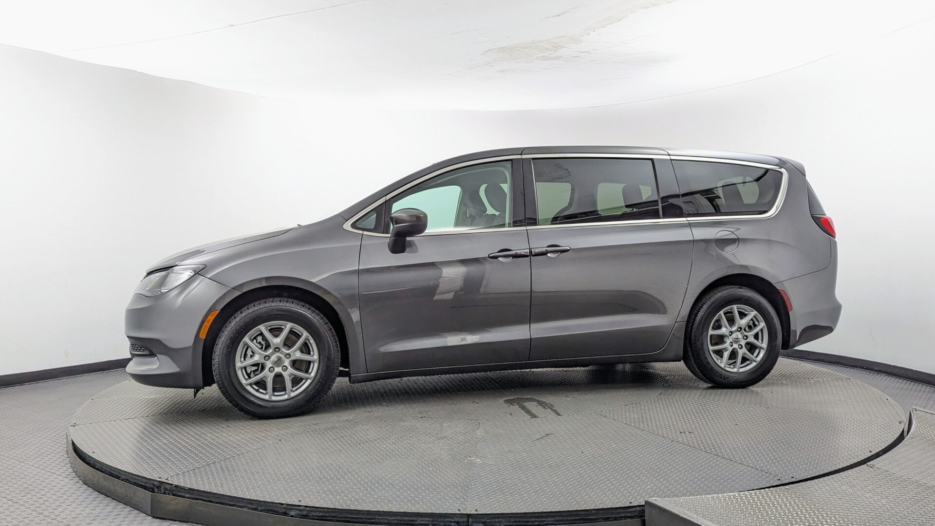 2023 CHRYSLER VOYAGER LX photo 2