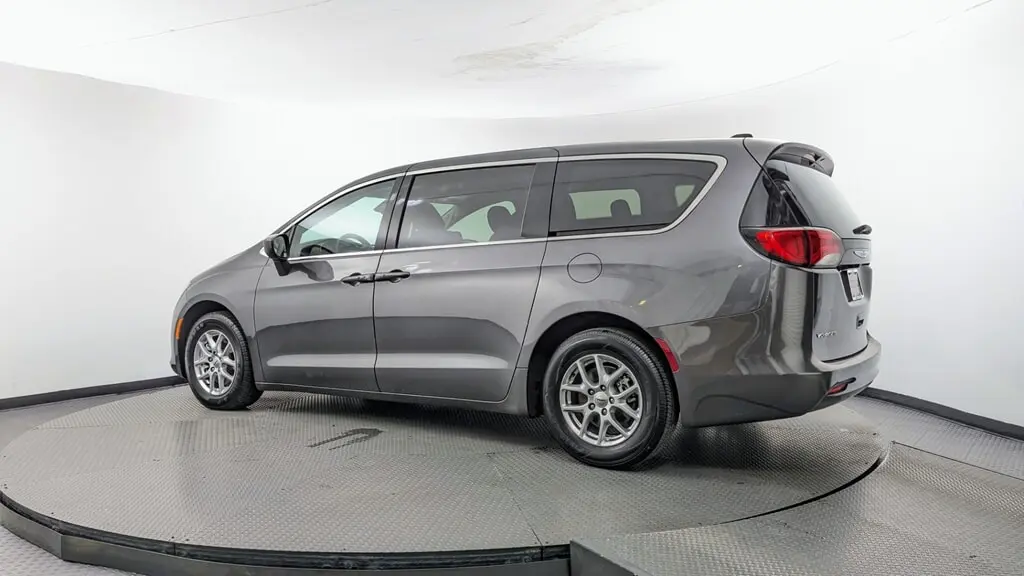 2023 CHRYSLER VOYAGER LX photo 5