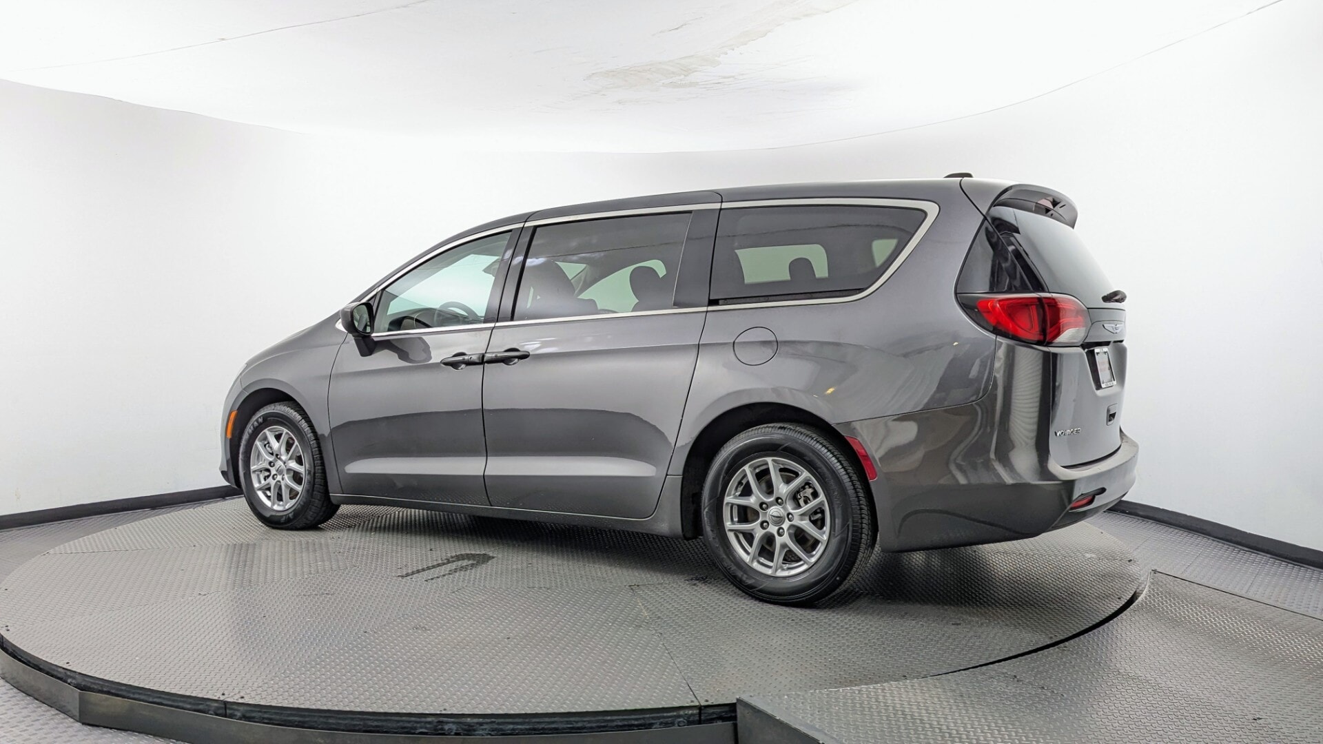2023 CHRYSLER VOYAGER LX photo 5