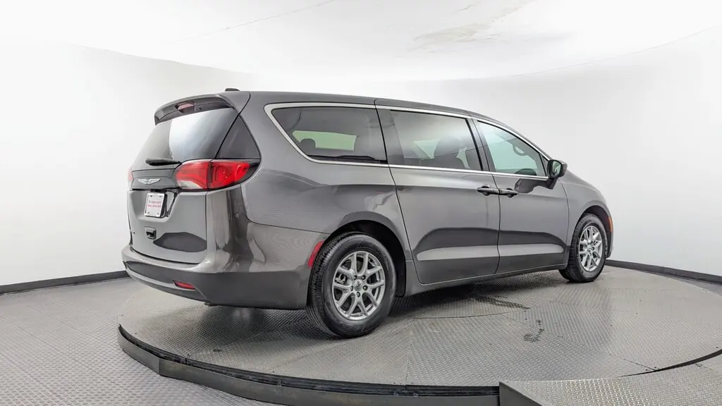 2023 CHRYSLER VOYAGER LX photo 7