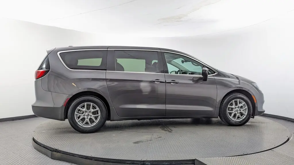 2023 CHRYSLER VOYAGER LX photo 8