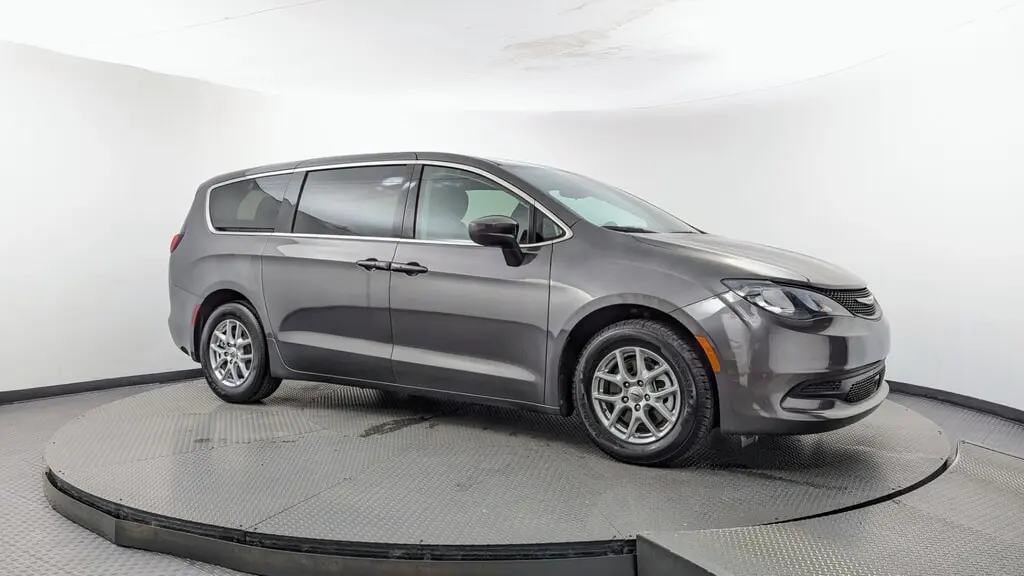 2023 CHRYSLER VOYAGER LX photo 10
