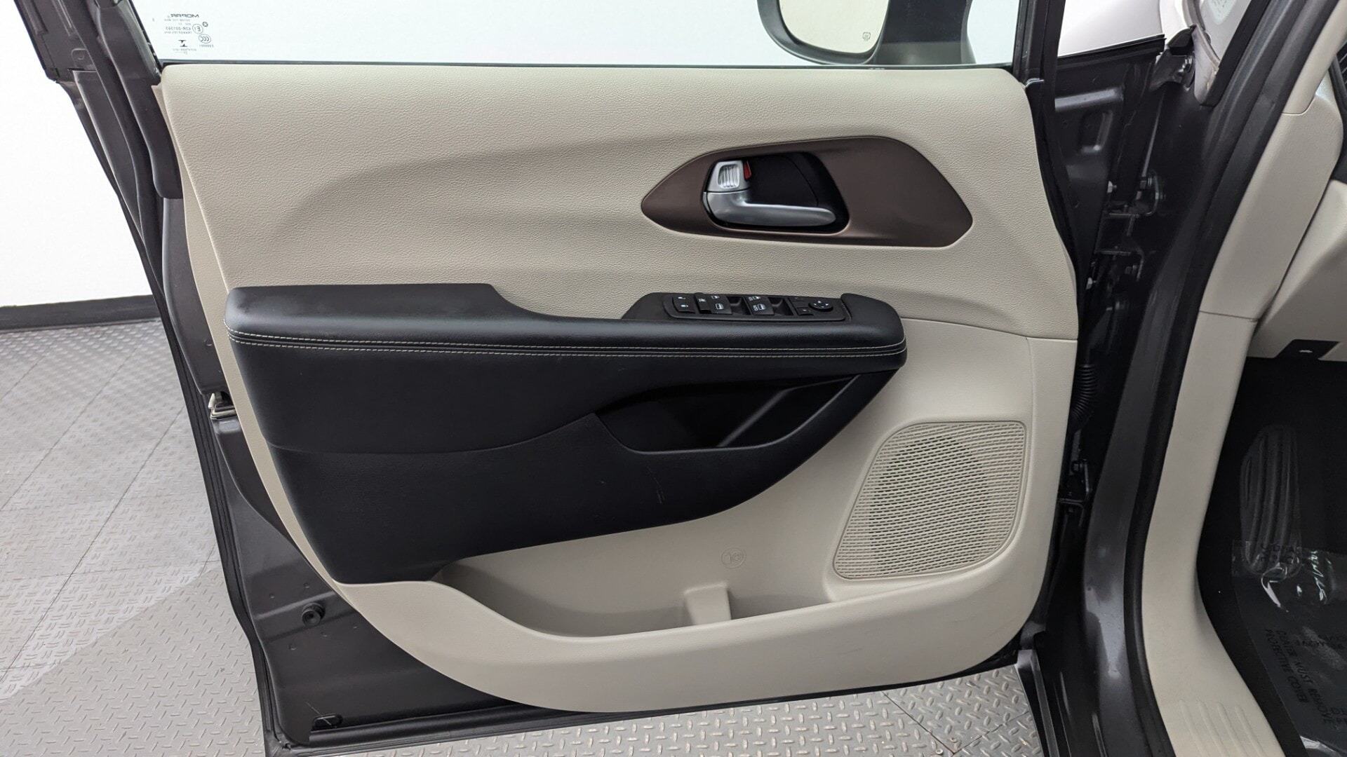 2023 CHRYSLER VOYAGER LX photo 12