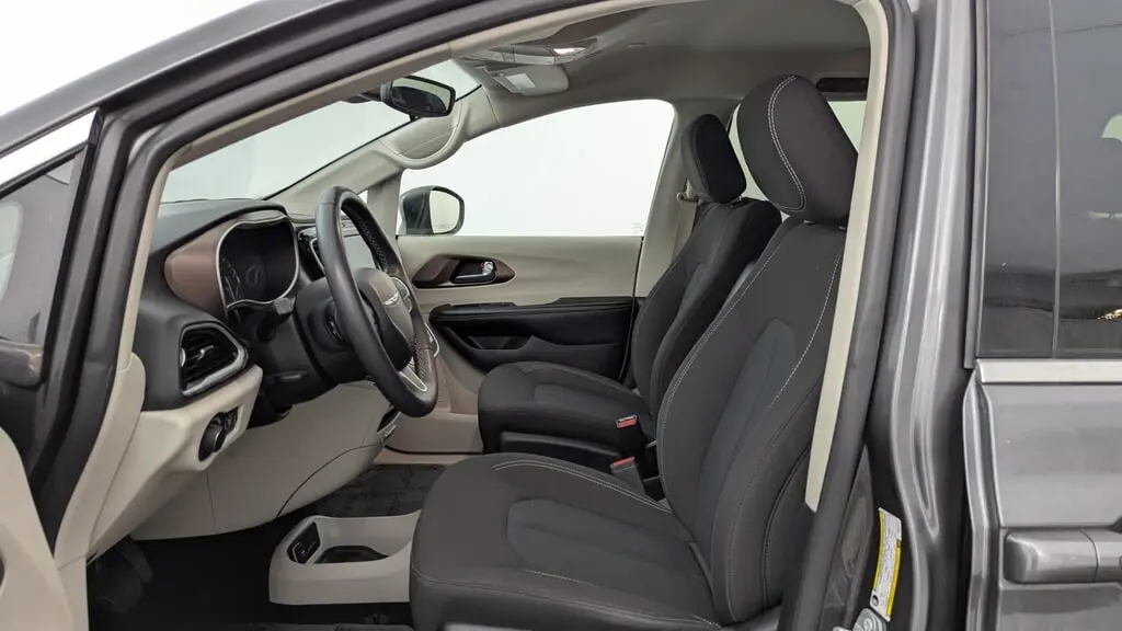 2023 CHRYSLER VOYAGER LX photo 13