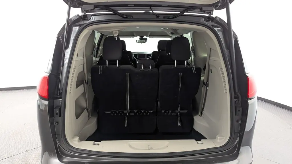 2023 CHRYSLER VOYAGER LX photo 17