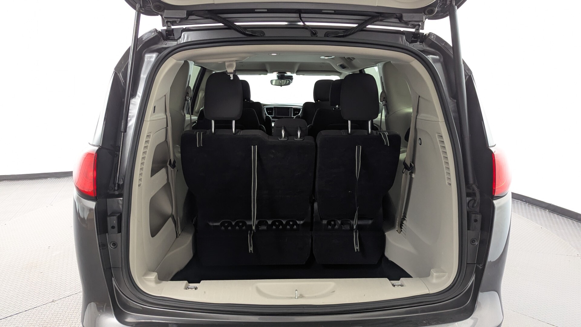 2023 CHRYSLER VOYAGER LX photo 17