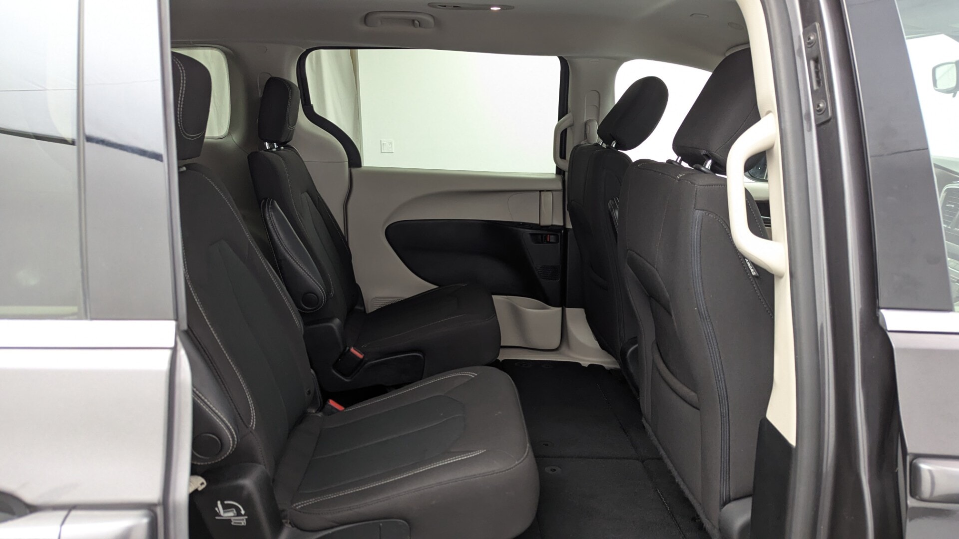 2023 CHRYSLER VOYAGER LX photo 20