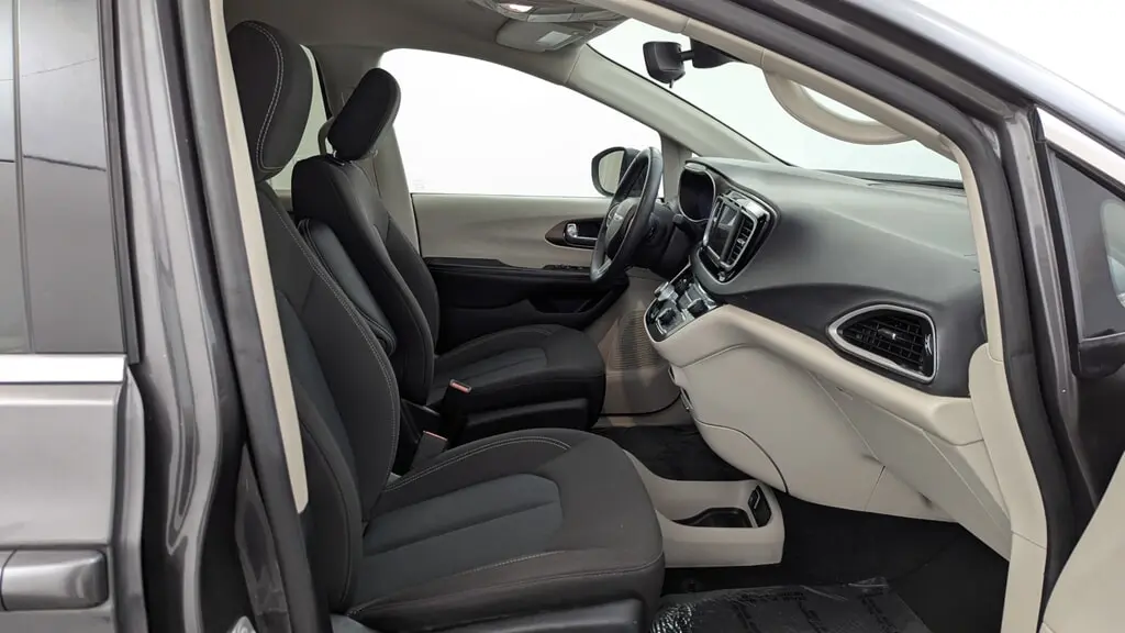 2023 CHRYSLER VOYAGER LX photo 21