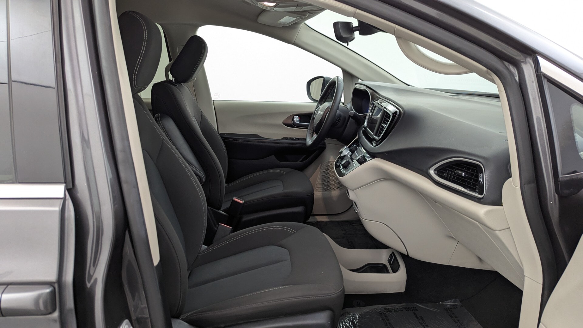 2023 CHRYSLER VOYAGER LX photo 21