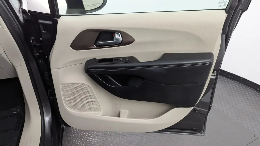 2023 CHRYSLER VOYAGER LX photo 22