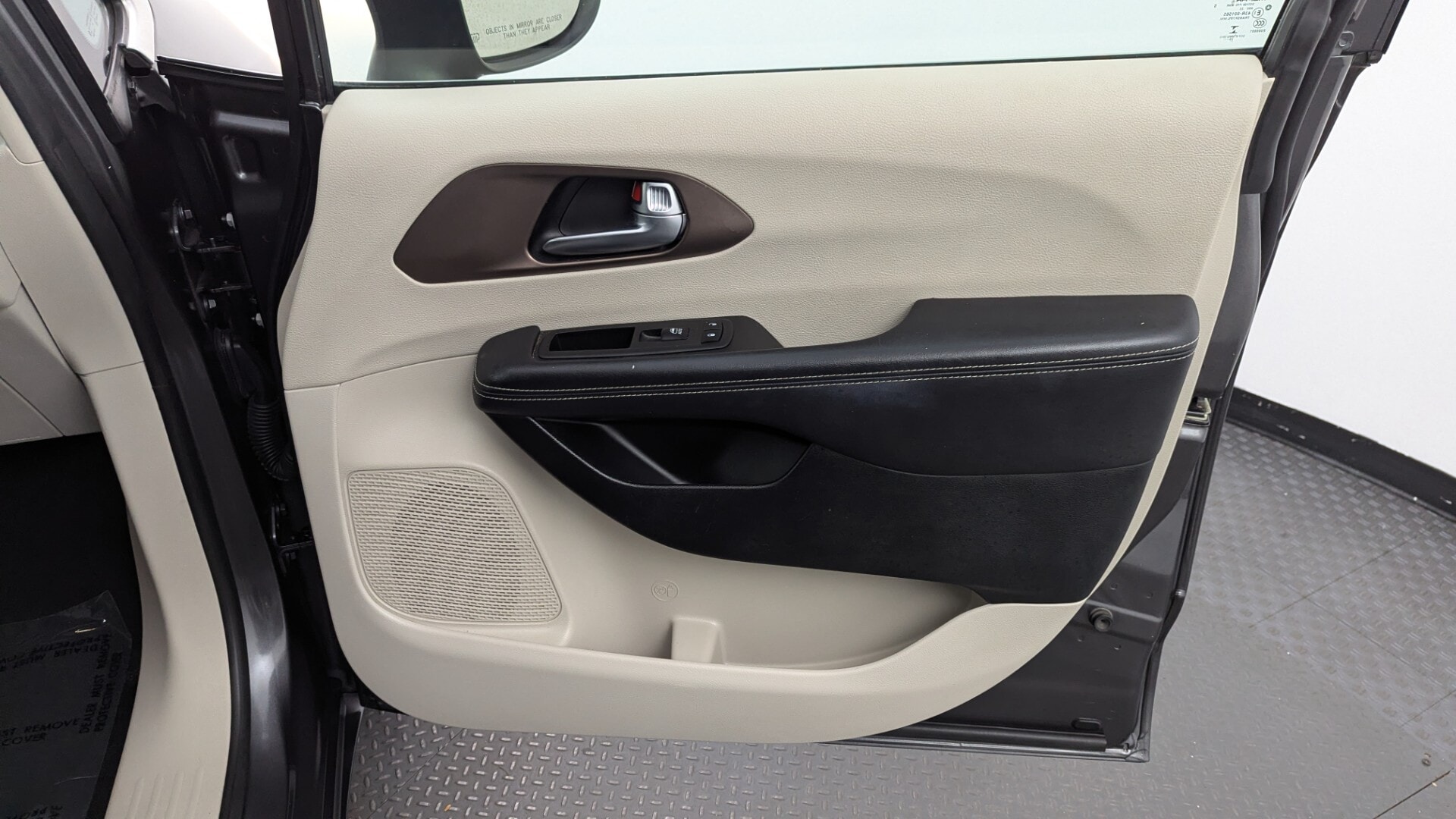 2023 CHRYSLER VOYAGER LX photo 22