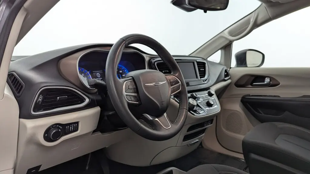 2023 CHRYSLER VOYAGER LX photo 23