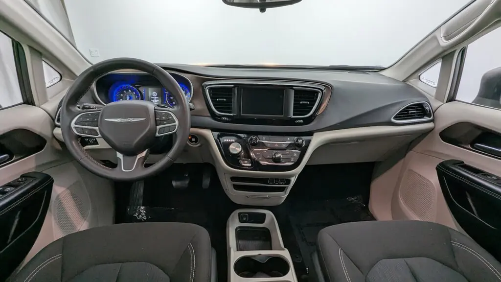 2023 CHRYSLER VOYAGER LX photo 25