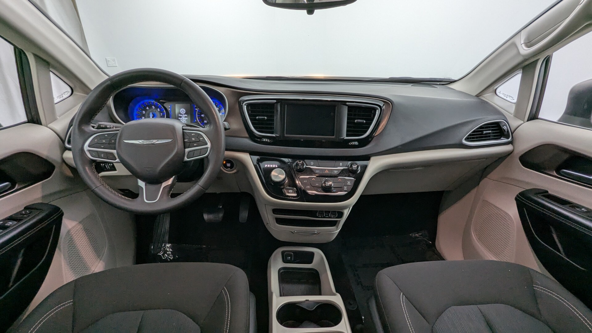 2023 CHRYSLER VOYAGER LX photo 25