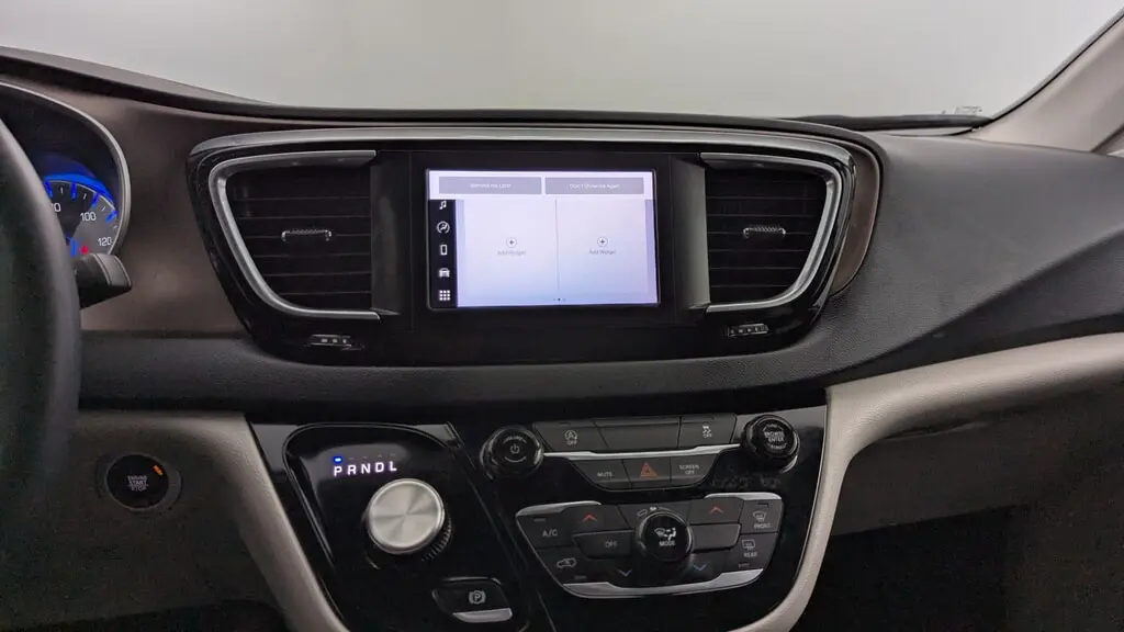 2023 CHRYSLER VOYAGER LX photo 27