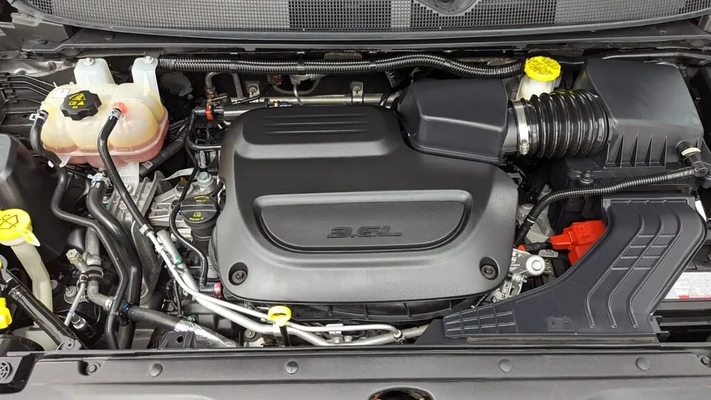 2023 CHRYSLER VOYAGER LX photo 31