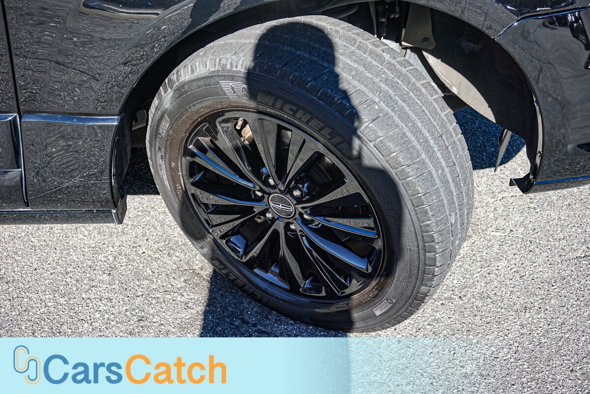 CARSCATCH  - Used vehicle - SUV LINCOLN NAVIGATOR 2016