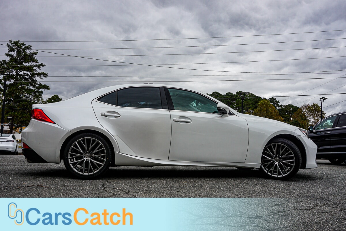 CARSCATCH  - Used vehicle - SEDAN LEXUS IS 2017