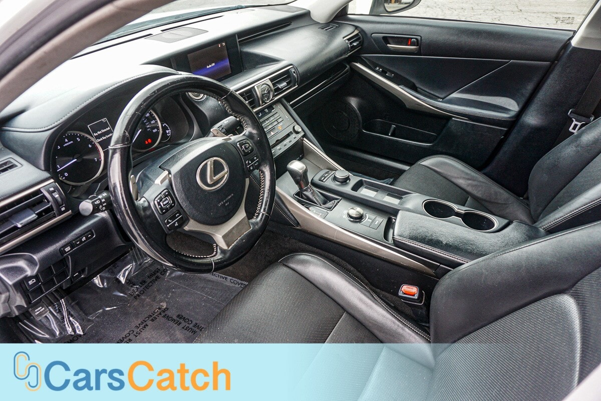 CARSCATCH  - Used vehicle - SEDAN LEXUS IS 2017