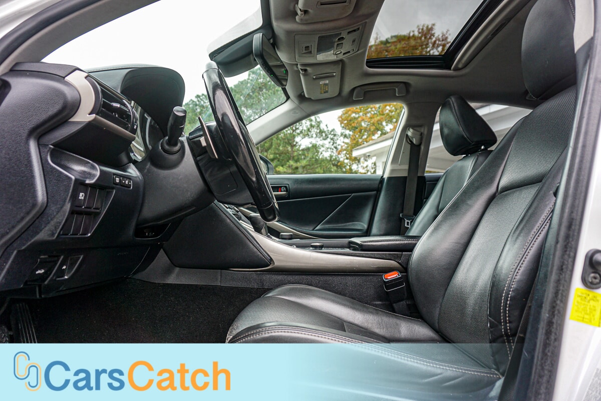 CARSCATCH  - Used vehicle - SEDAN LEXUS IS 2017
