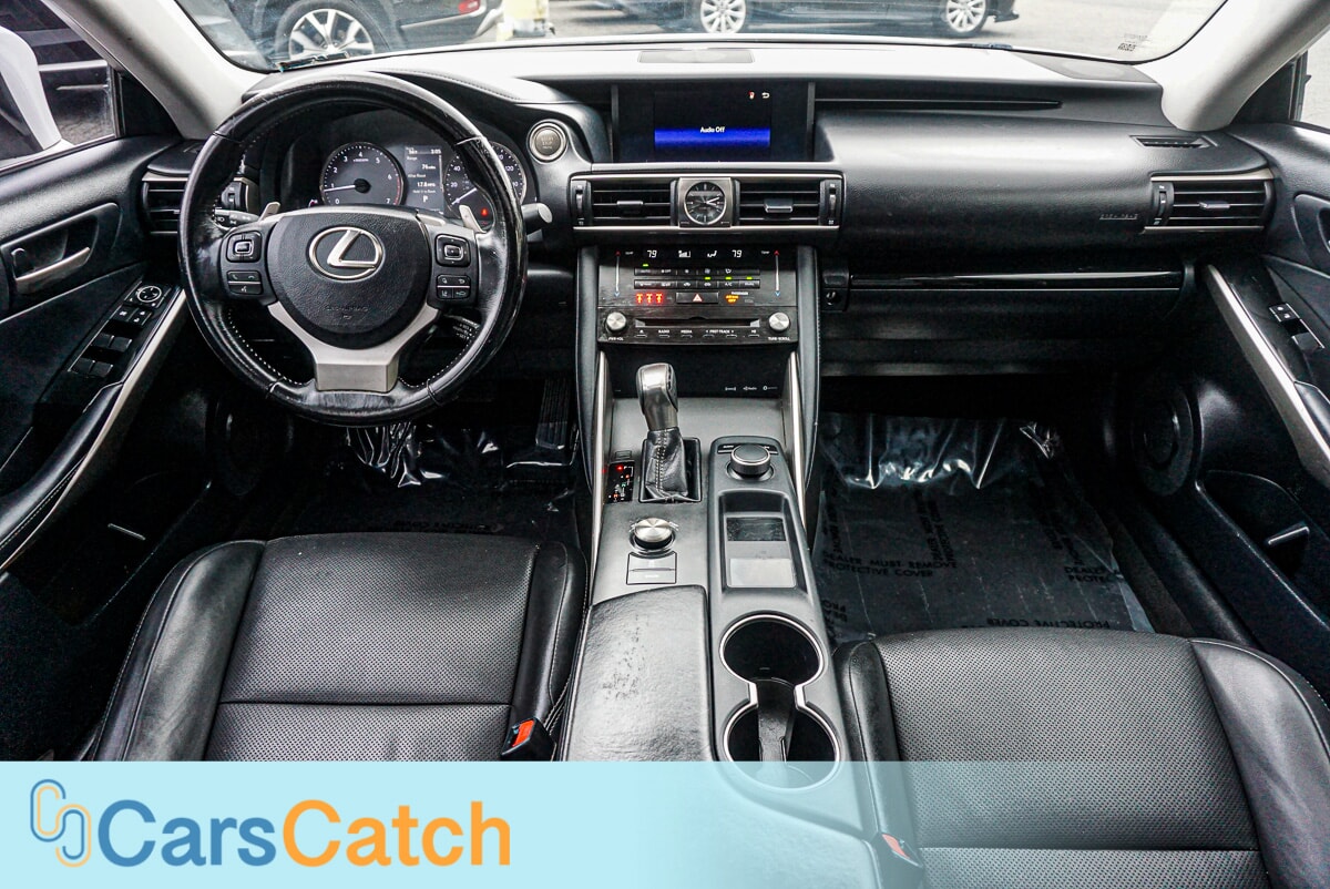 CARSCATCH  - Used vehicle - SEDAN LEXUS IS 2017