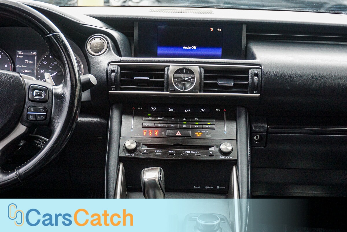 CARSCATCH  - Used vehicle - SEDAN LEXUS IS 2017