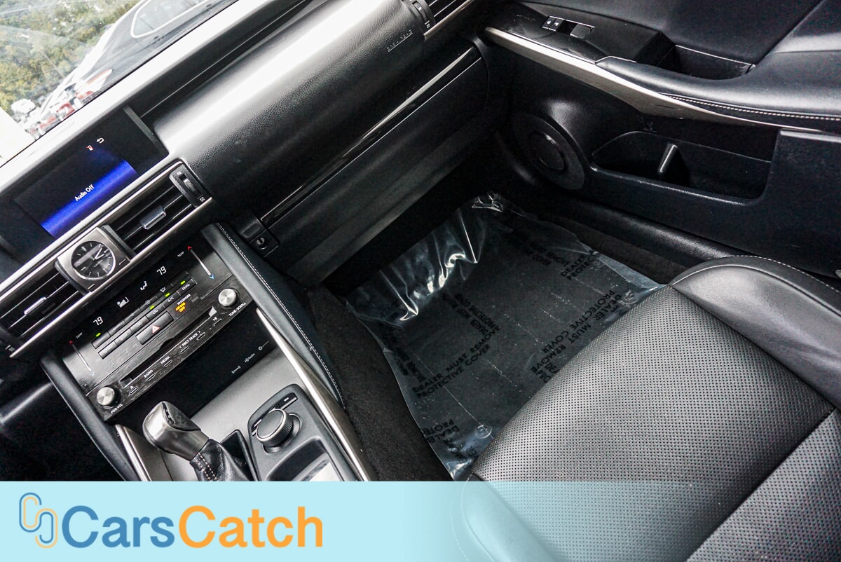 CARSCATCH  - Used vehicle - SEDAN LEXUS IS 2017