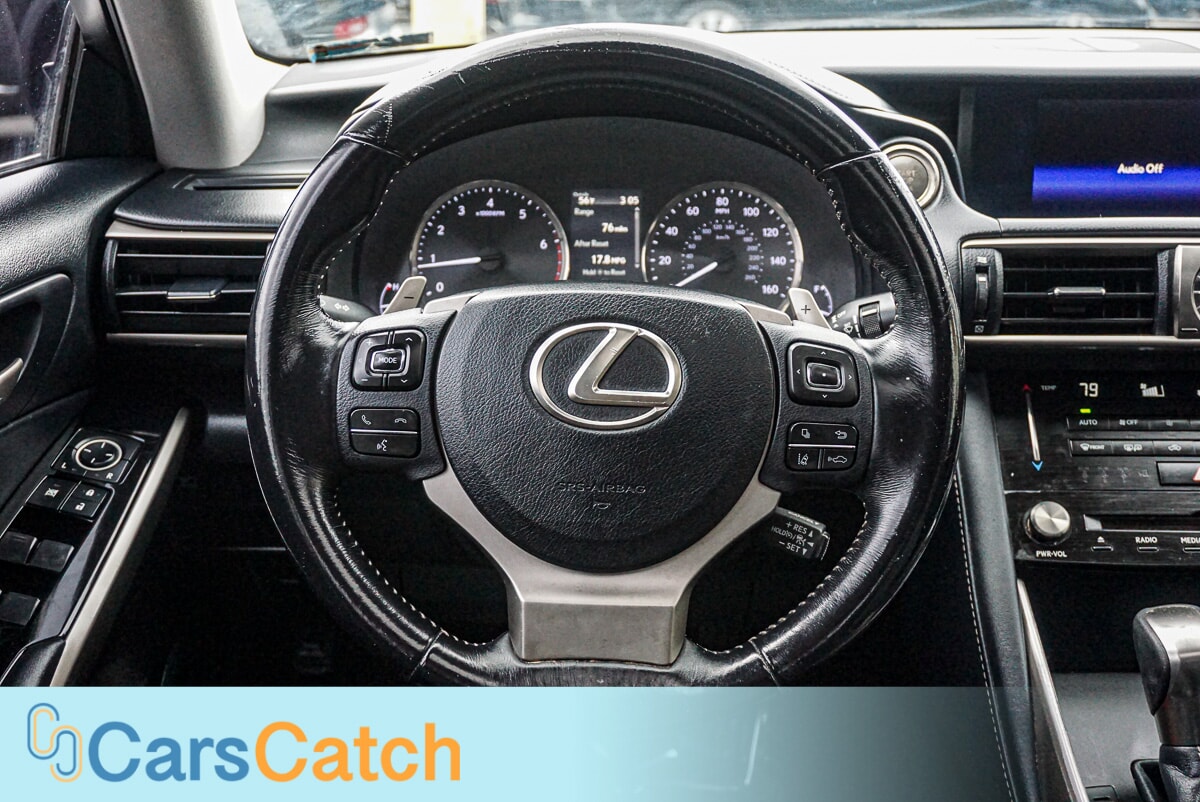 CARSCATCH  - Used vehicle - SEDAN LEXUS IS 2017