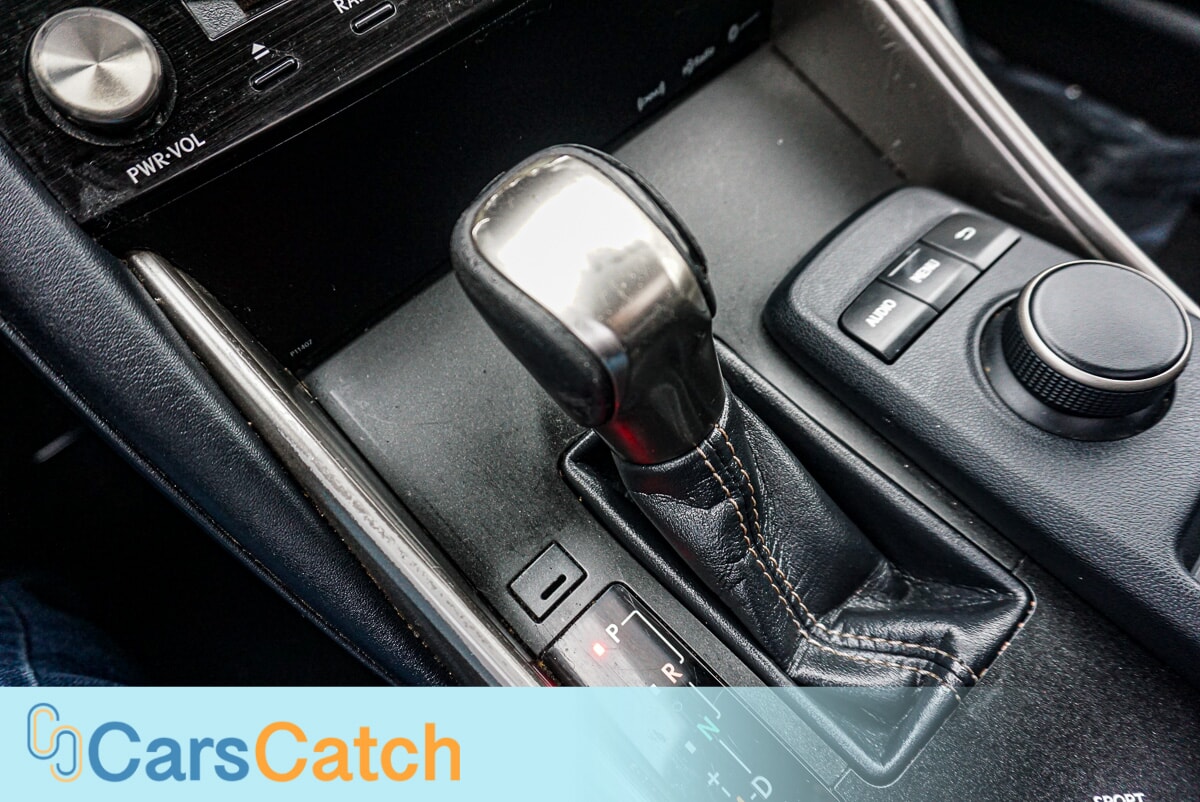 CARSCATCH  - Used vehicle - SEDAN LEXUS IS 2017