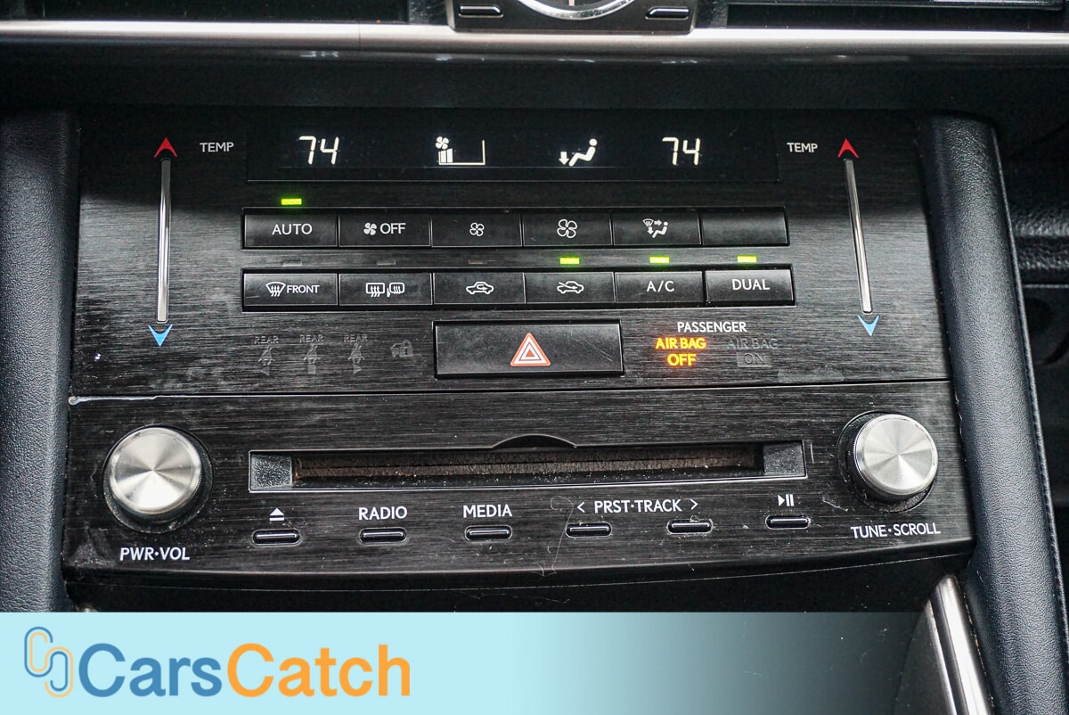 CARSCATCH  - Used vehicle - SEDAN LEXUS IS 2017