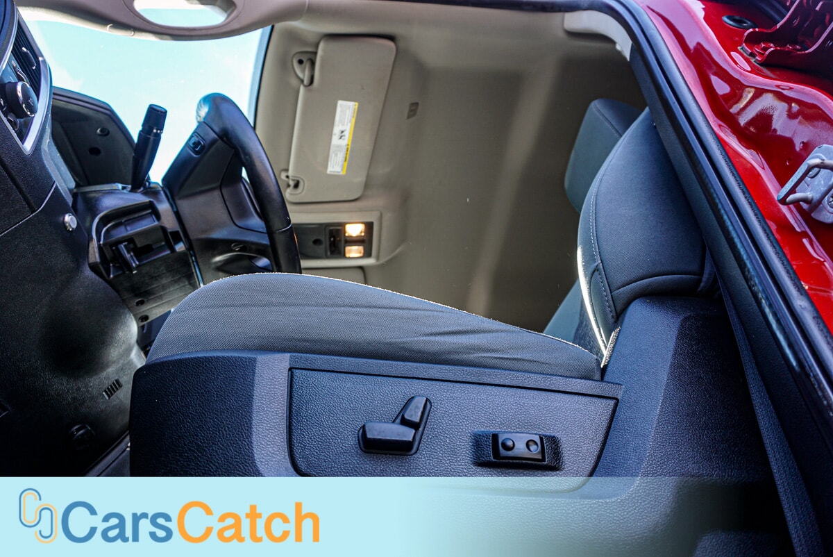 CARSCATCH  - Used vehicle - TRUCK RAM 1500 2018