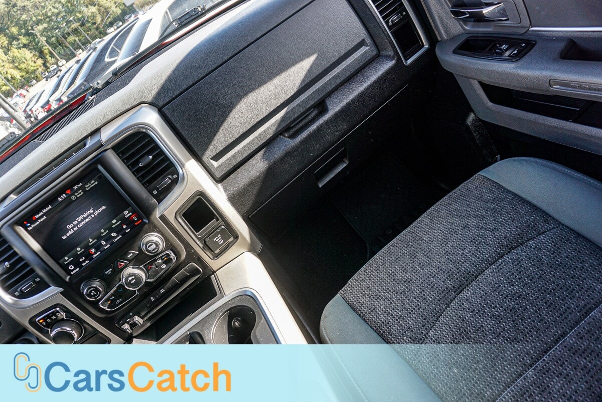 CARSCATCH  - Used vehicle - TRUCK RAM 1500 2018