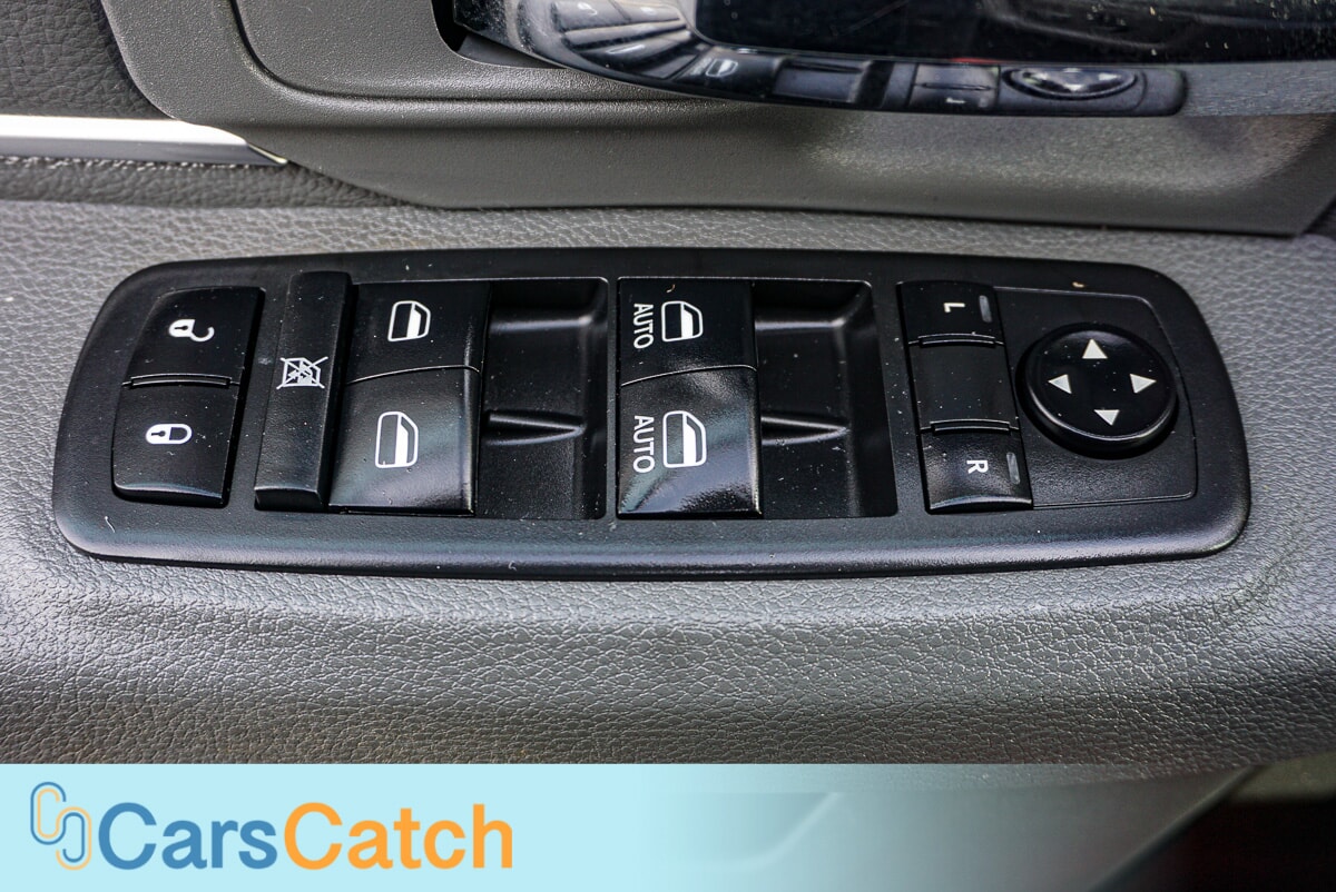 CARSCATCH  - Used vehicle - TRUCK RAM 1500 2018