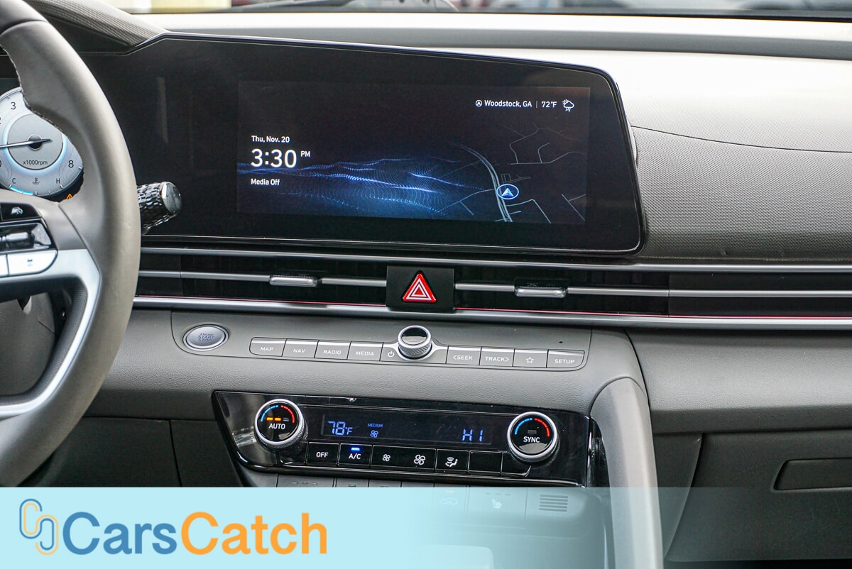 CARSCATCH - Used vehicle - SEDAN HYUNDAI ELANTRA 2024