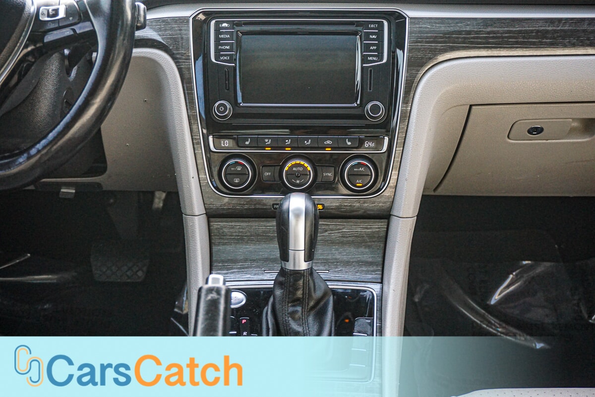 CARSCATCH - Used vehicle - SEDAN VOLKSWAGEN PASSAT 2018