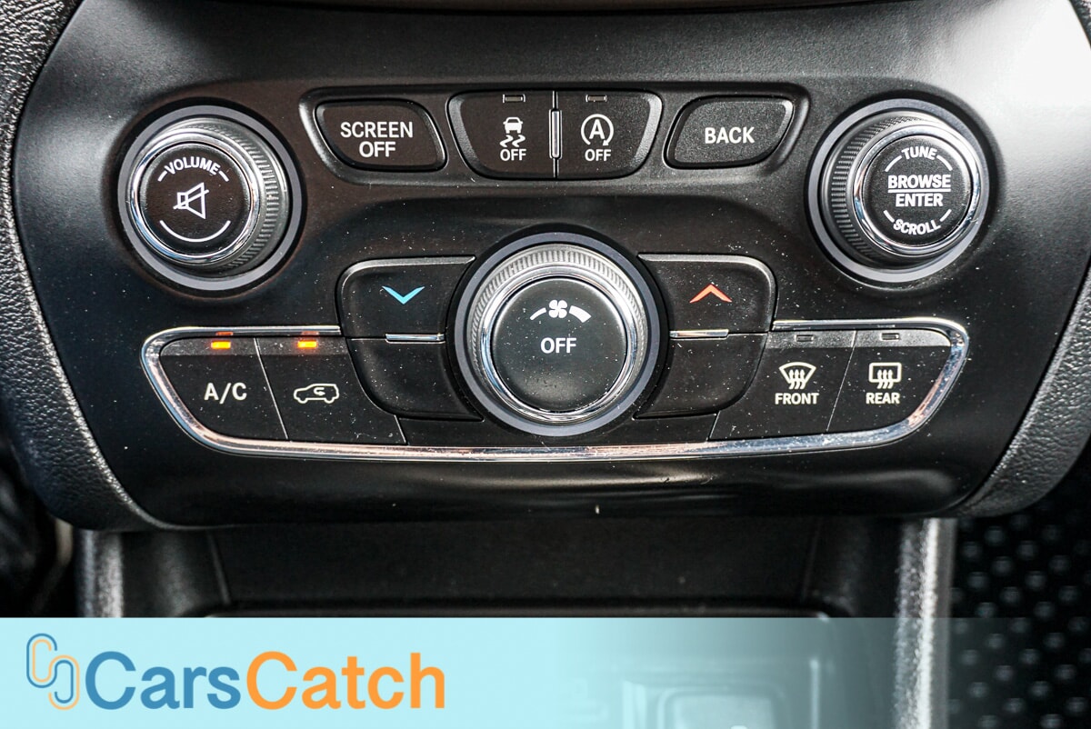 CARSCATCH - Used vehicle - SUV JEEP CHEROKEE 2017