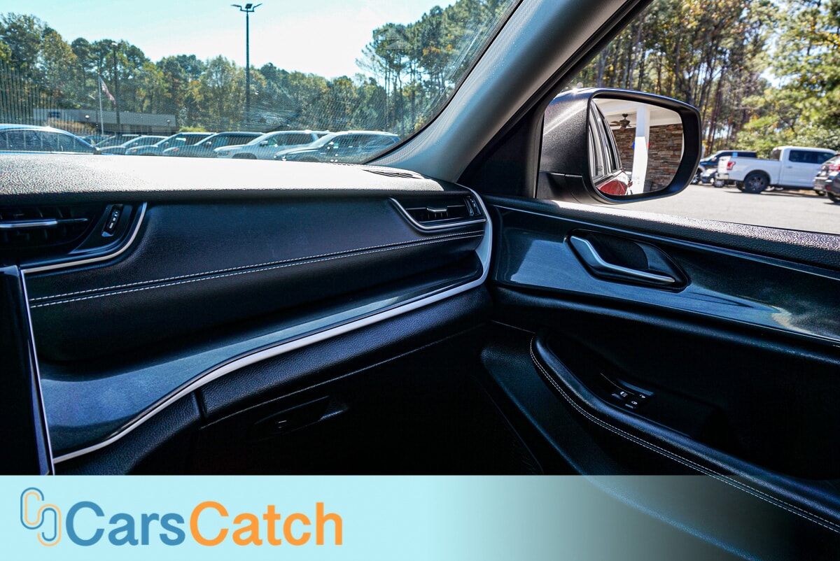 CARSCATCH - Used vehicle - SUV JEEP GRAND CHEROKEE 2023