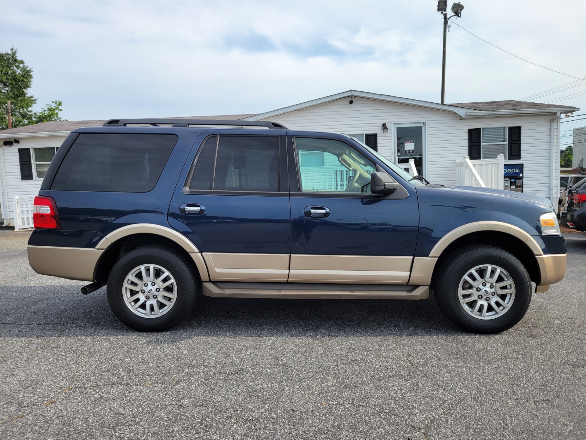 R&L Motors - Used vehicle - SUV FORD EXPEDITION 2013