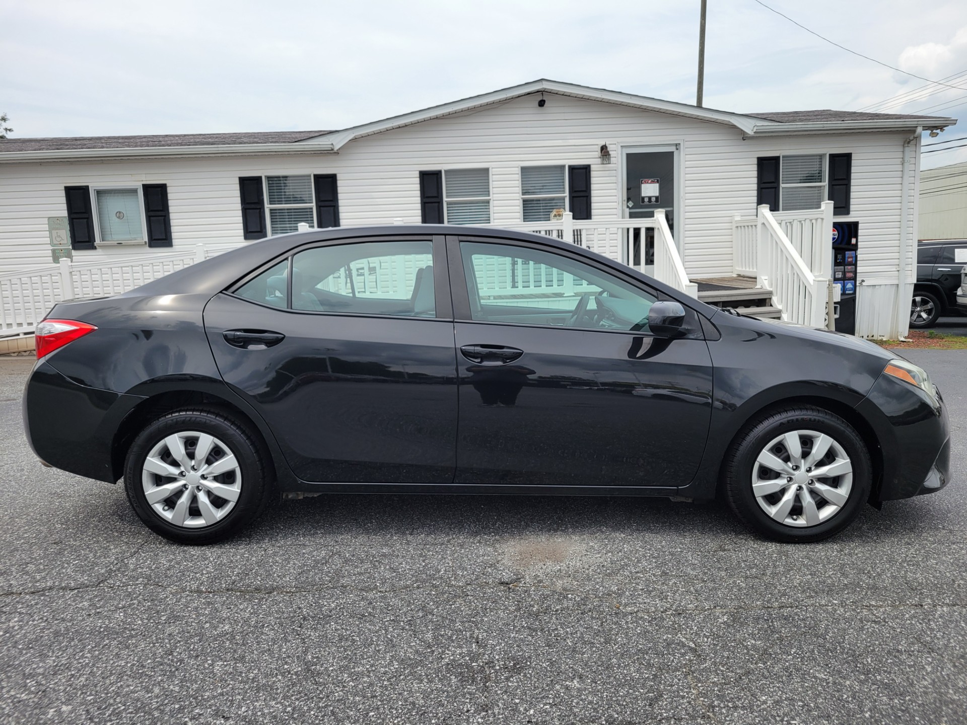 R&L Motors - Used vehicle - SEDAN TOYOTA COROLLA 2015
