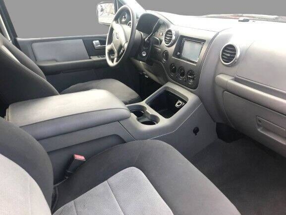 Robin Drive Auto, LLC - Used vehicle - Ford Expedition 2004