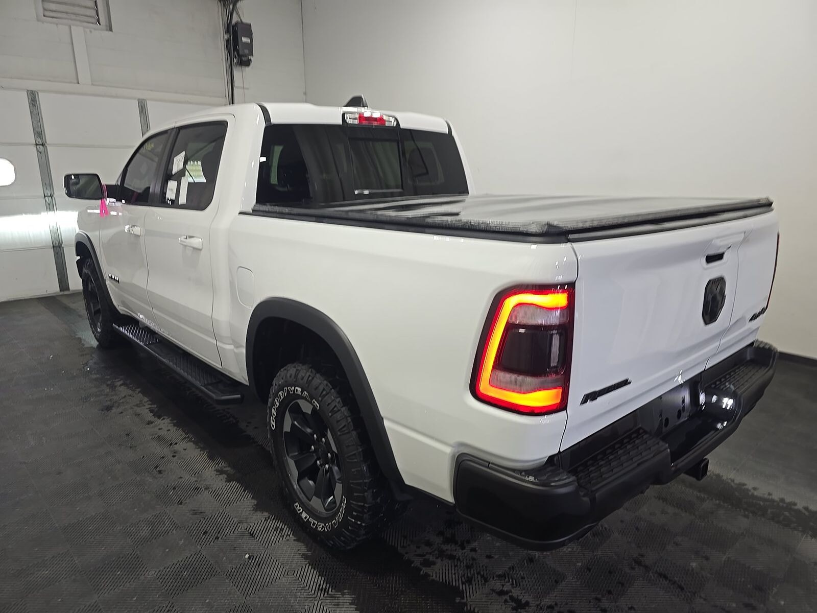 Car Connection Superstore - Used vehicle - TRUCK RAM 1500 CREW 2020