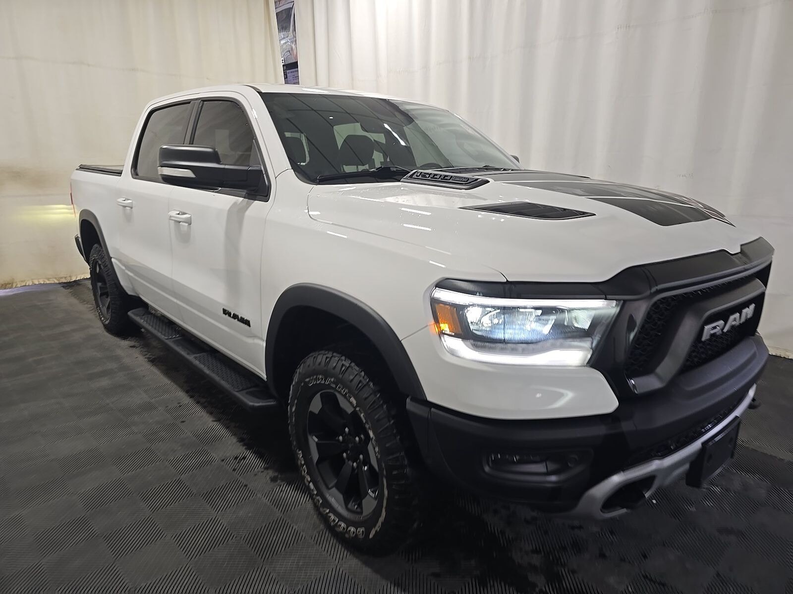 Car Connection Superstore - Used vehicle - TRUCK RAM 1500 CREW 2020