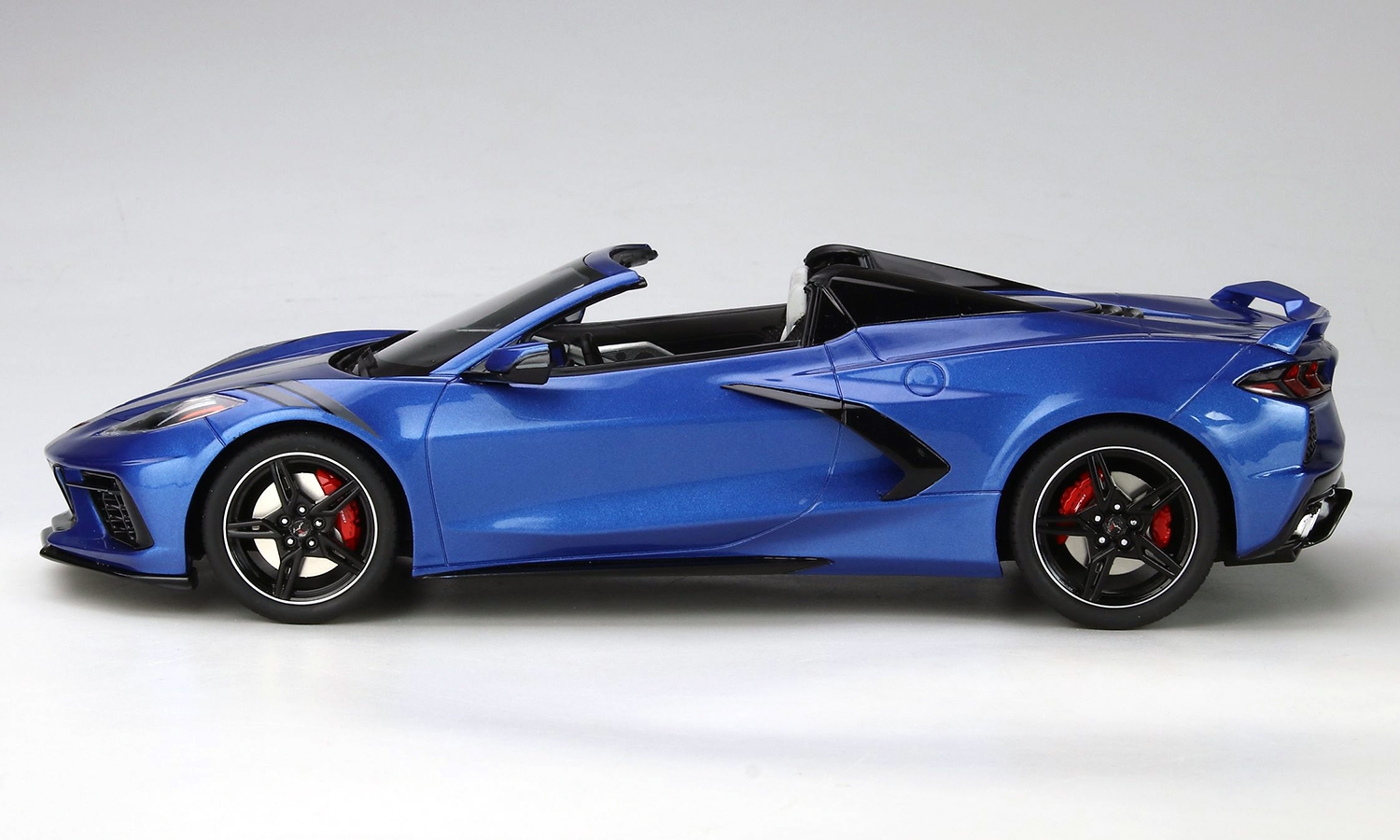 2021 Corvette Stingray C8 Convertible Elkhart Blue in 1:18 Scale by GT