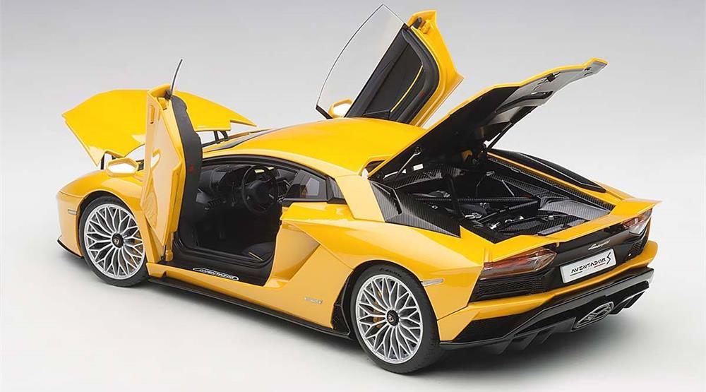 Lamborghini Aventador S in Yellow in 1:18 Scale by AUTOart by AUTOart