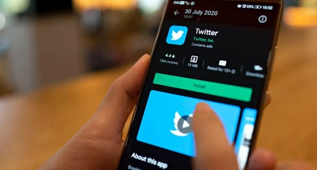 Entrepreneur downloading app to grow Twitter account
