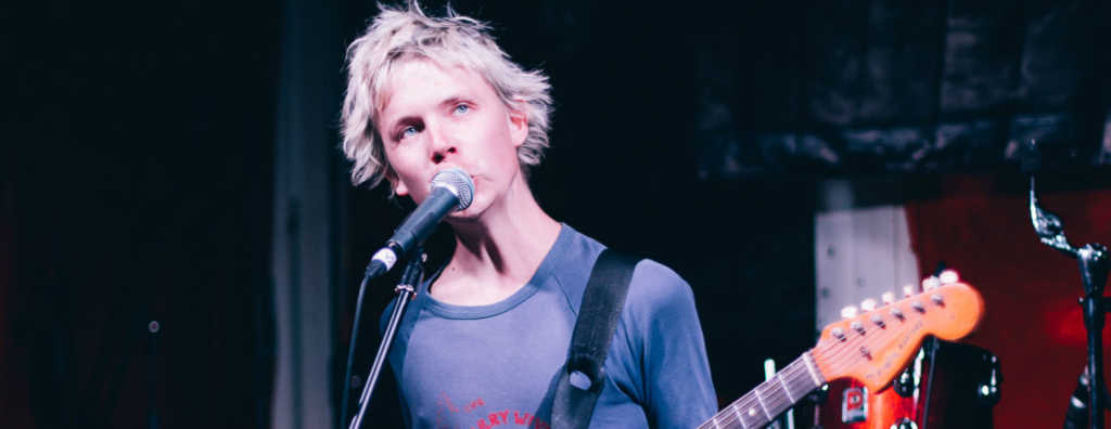 Mira a Pond coverear “Ray of Light” de Madonna