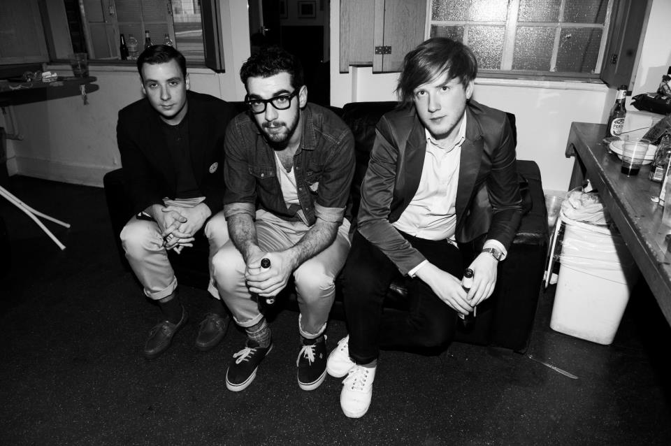 Two Door Cinema Club alista lanzamiento de su cuarto álbum