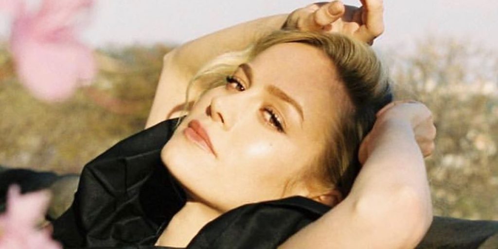 ariana grande cover brie larson homenaje video captain marvel