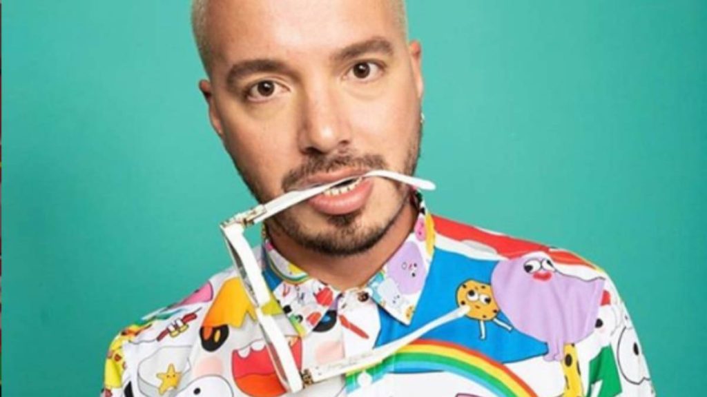 J Balvin bailando salsa